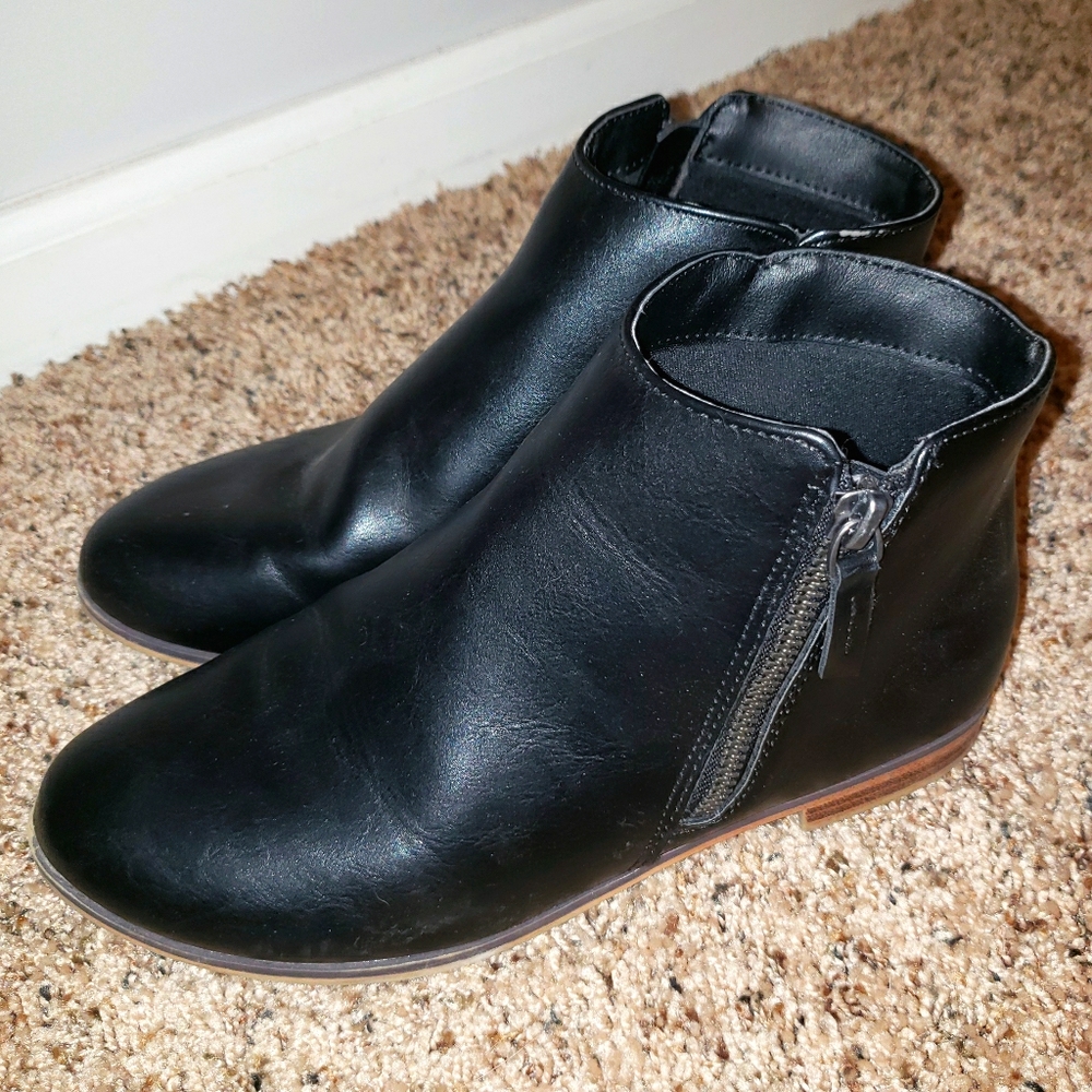 Girls/juniors black booties. Size 5.